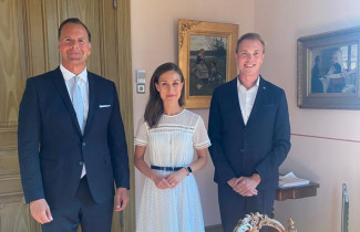 Sanna Marin ja Keski-Suomen hyvinvointialueen johto