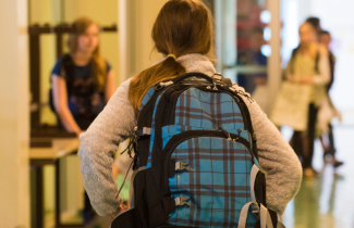 Tyttö ja koulureppu.