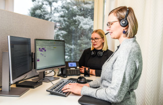 Suuhygienistit soittamassa hoidontarpeen arviointipuhelua, kuva: Johanna Sell