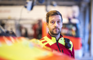 Ensihoitaja työasussa