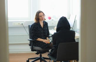 Ammattilainen juttelee asiakkaan kanssa.