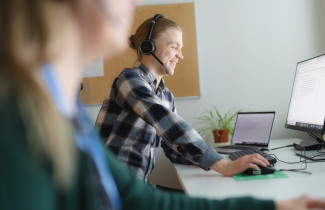 Ammattilaiset työssään tietokoneiden ääressä.