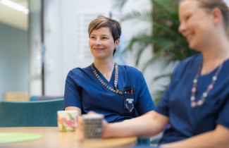 Sairaanhoitajat keskustelevat kahvihuoneessa.