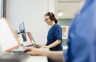 Ammattilaiset tekevät työtään tietokoneillaan.