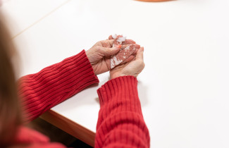 Henkilö pitää kädessään sydänkoristetta.