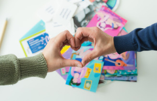 Kädet muodostavat sydämen.