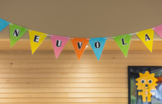 Värikäs neuvola-teksti.