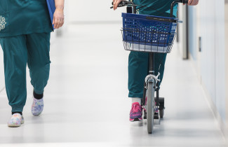 Potkulaudat sairaalan käytävällä