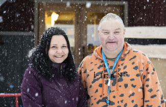 Asiakasohjaaja Eveliina Vaskelainen tukee arjen taidoissa Janne Oksasta.