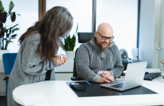Sosiaalihuollon ammattilaiset työpöydän ääressä.