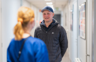 Asiakas ja sosiaali- ja terveydenhuollon ammattilainen kohtaavat ja vaihtavat ajatuksiaan. 