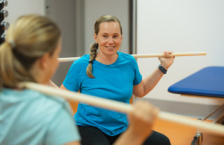 Aikuinen nainen keppijumpassa