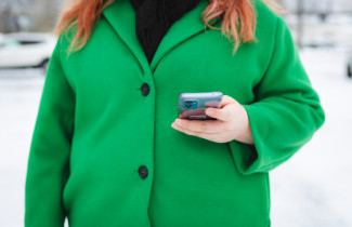 Henkilö katsoo kännykkää