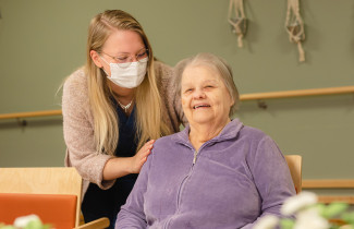 Sote-ammattilainen ja iäkäs henkilö