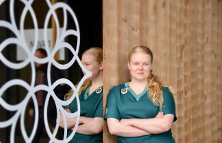 Iiris Pöyhtäri Sairaala Novan edustalla