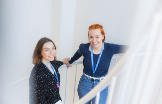 Työkaverit juttelevat portaikossa