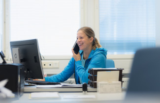 Asiantuntija puhuu puhelimessa.