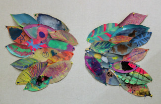 Enkelin siipien muotoinen teos symboloi kuraattorin työtä oppilaan tai opiskelijan suojelijana.