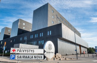 Keski-Suomen Sairaala Nova kesäpäivänä.