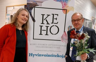 Päivi Fadjukoff ja Jukka-Pekka Mecklin KEHOn tunnuksen edessä, kuva: Tiina Riuttanen