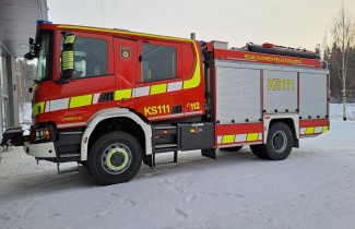 Sammutusauto paloaseman pihassa