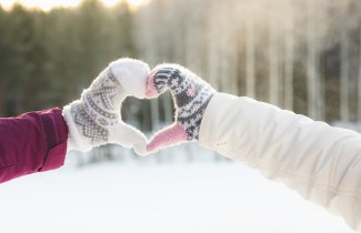 Lapaset kädessä tehty sydänkuvio.