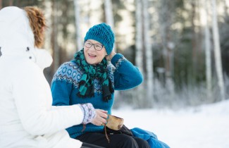 Ikääntynyt ulkoilemassa talvisäässä ystävän kanssa