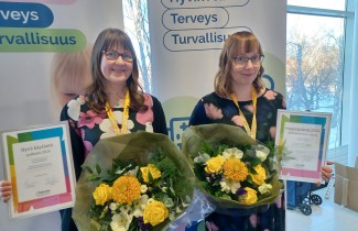 Sosiaalialan Hyvä käytäntö -kilpailun palkitut ja kunniakirjat hyvinvointialueelta.