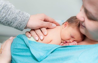 Äiti ja vastasyntynyt vauva.