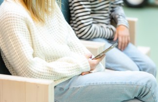 Nuori puhelin kädessä