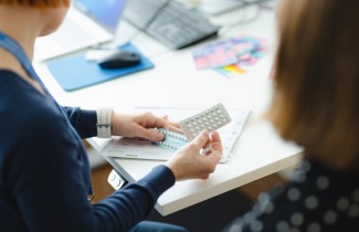 Terveydenhoitaja esittelee ehkäisyvalmisteita.