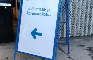 Influenssa- ja koronarokotusten kyltti Sairaala Novan edustalla