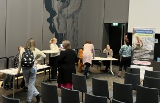 Opinnäytetöitä esittelevä Oppari-tori Sairaala Novassa.