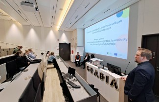 Ihmisiä auditoriossa.