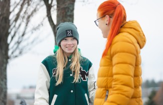 Nuori ja aikuinen juttelevat.