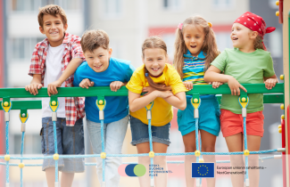 Lapsia leikkipuistossa.