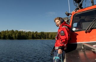 Järvipelastaja aluksen kannella