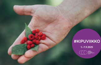 Ojennettu käsi pitelee kämmenellään tuoreita vadelmia. Violetissa ympyrässä kipuviikon tunnus '#KIPUVIIKKO 1.–7.9.2025'. 