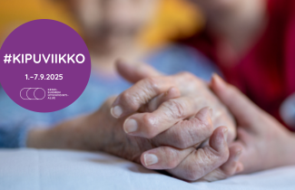 Kaksi ikääntynyttä nojaa toisiinsa pöydän ääressä, kädet kuvan etualalla ristissä pöydällä. Violetissa ympyrässä kipuviikon tunnus '#KIPUVIIKKO 1.–7.9.2025'.