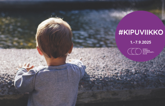 Lapsi seisoo selin ja katselee muurin takaa joelle. Violetissa ympyrässä kipuviikon tunnus '#KIPUVIIKKO 1.–7.9.2025'. 