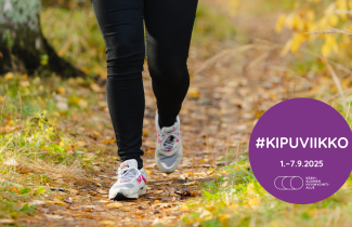 Nainen kävelemässä syksyisellä polulla, kuva rajattu jalkoihin. Violetissa ympyrässä kipuviikon tunnus '#KIPUVIIKKO 1.–7.9.2025'. 