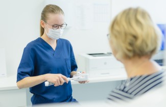 Suuhygienisti palvelee asiakasta.