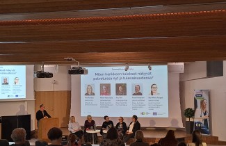 Paneelikeskustelutilanne seminaarissa.