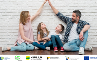 Vanhemmat muodostavat käsillään katon kahden lapsen päälle.