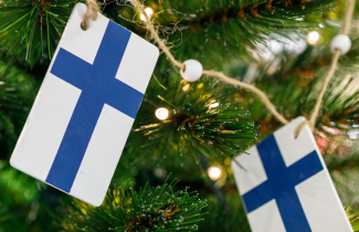 Suomen lippu -joulukoristeita puussa.