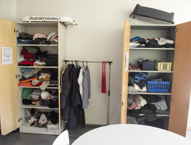 Vaatteita annetaan tarvitseville. Miesten kengistä ja vöistä on jatkuva pula. Lahjoitustavaroita voi tuoda Hanskaan maanantaista perjantaihin kello 9–15, mutta soitathan Hanskaan ennen lahjoitustavaroiden tuomista.