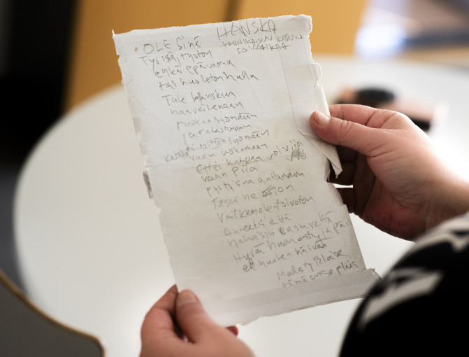 Asiakkaan viesti Piialle. – Yksi asiakas sanoi minulle kerran ”Aikaisemmin odotin aina viikonloppua, jotta pääsen ryyppäämään. Nykyään odotan maanantaita, jolloin Hanska aukeaa.”. Huonoina päivinä muistelen tätä kommenttia, Piia kertoo.