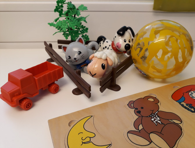 pöydän päällä on erilaisia leluja ja palapeli