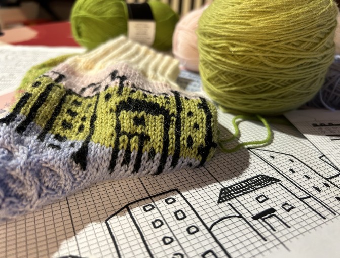 Strategiasukissa on kuvioitu kerrostalomaisemaa.