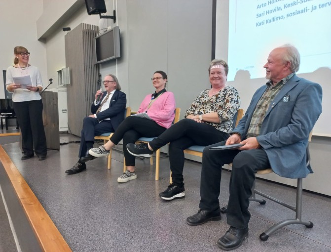 Keski-Suomen hyvinvointialueen aluehallituksen kuntakierroksen paneelikeskustelussa Joutsassa.